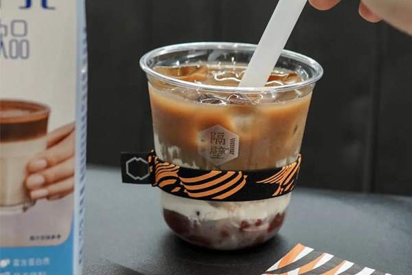 上海、广州的咖啡馆，最近兴起“奶咖风暴”！