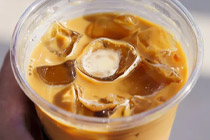 奶茶/咖啡里你喜欢加多少冰块？