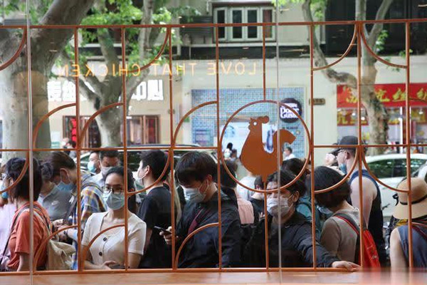美国网红炸鸡Popeyes上海重金开业营销，排队最长达200多米，大众点评收获满屏一星评论